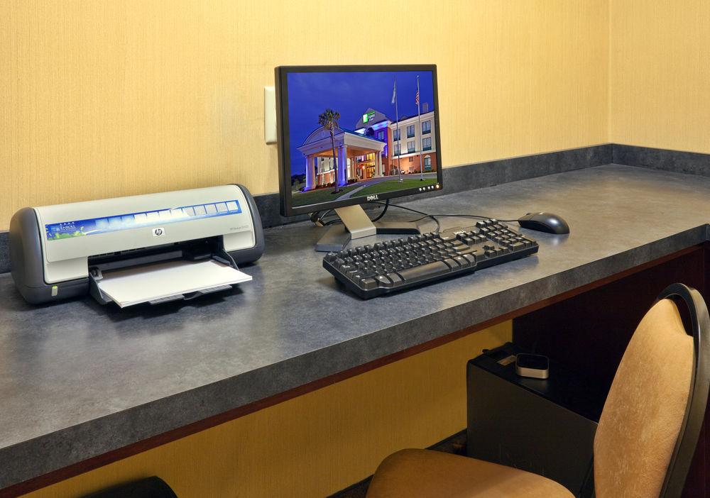 Holiday Inn Express Hotel & Suites Selma By Ihg Exterior photo