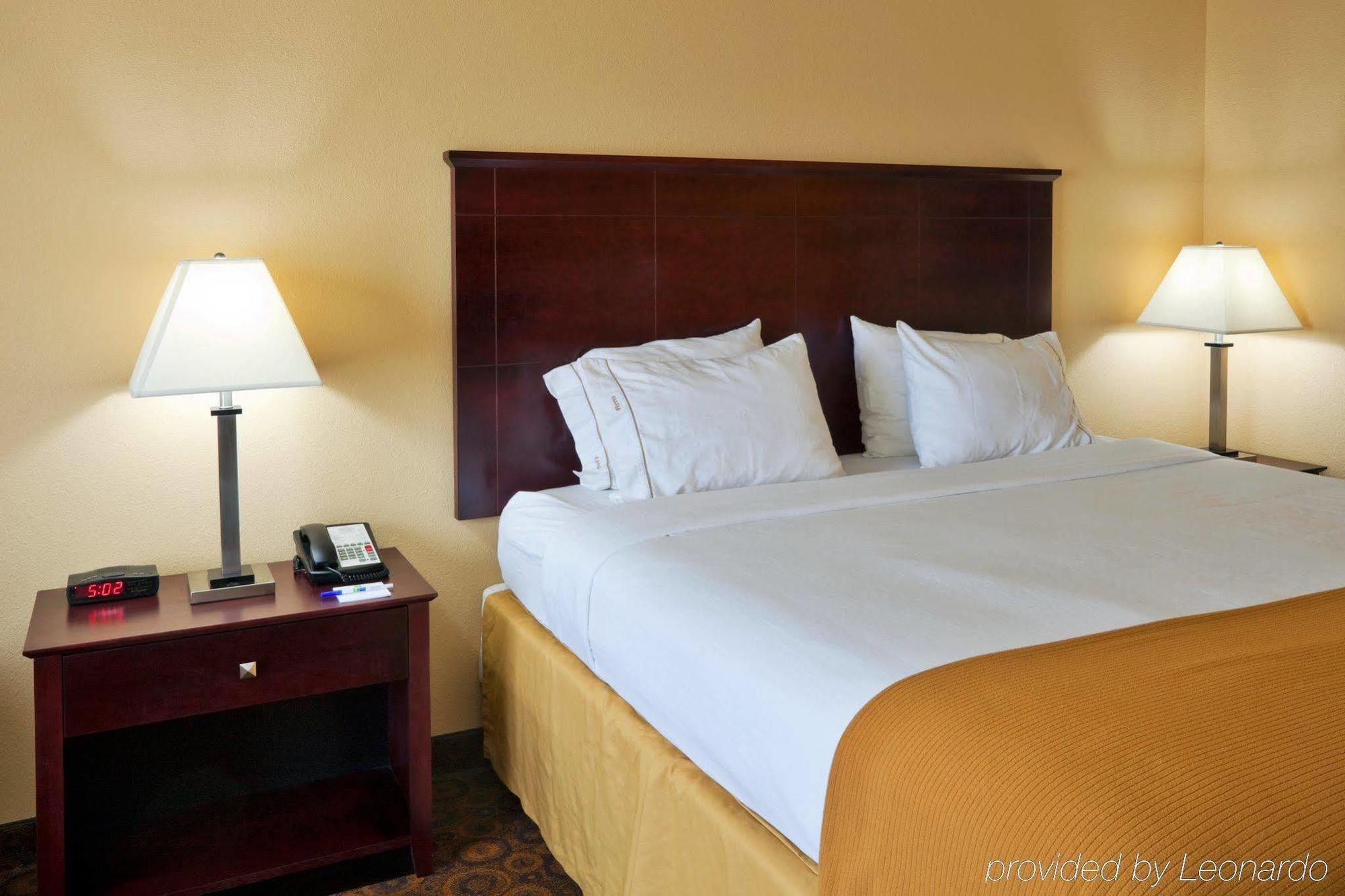 Holiday Inn Express Hotel & Suites Selma By Ihg Exterior photo