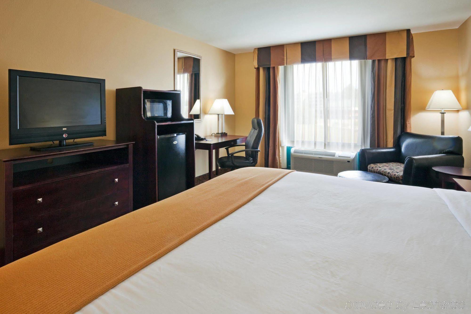 Holiday Inn Express Hotel & Suites Selma By Ihg Exterior photo